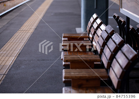 駅のホームに設置された椅子 Station 駅のホームに設置された椅子 Station 84755396