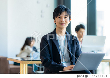 オフィスの若いビジネスマン オフィスの若いビジネスマン 84755401
