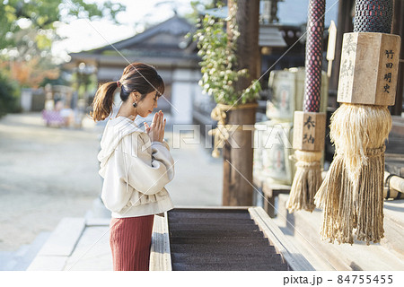 神社仏閣をめぐる女性 神社仏閣をめぐる女性 84755455