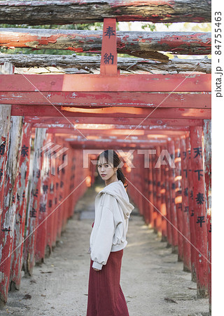 神社仏閣をめぐる女性 84755463