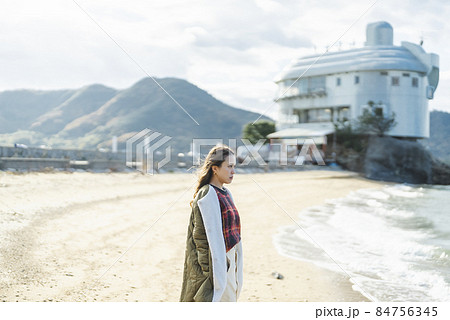 海の近くでバカンスを過ごす女性 海の近くでバカンスを過ごす女性 84756345