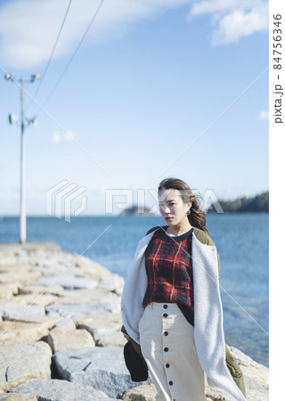 海の近くでバカンスを過ごす女性 海の近くでバカンスを過ごす女性 84756346