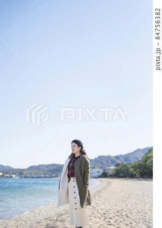 海の近くでバカンスを過ごす女性 海の近くでバカンスを過ごす女性 84756382
