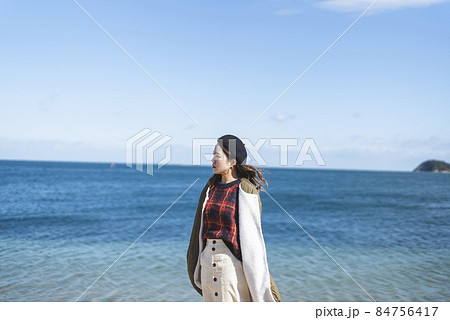 海辺を散策する女性 84756417