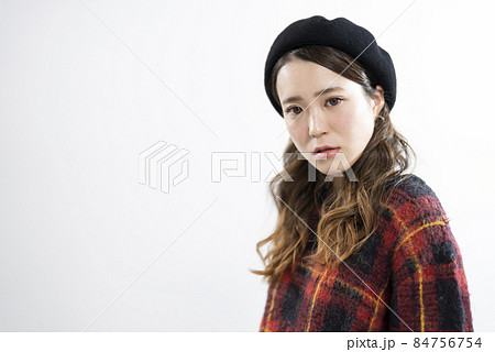 ベレー帽を被った女性 84756754