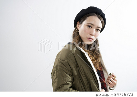 ベレー帽を被った女性 ベレー帽を被った女性 84756772