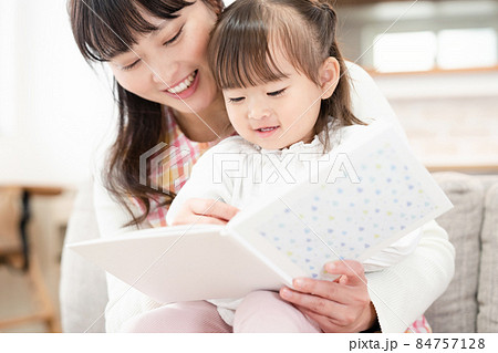 絵本の読み聞かせ 84757128
