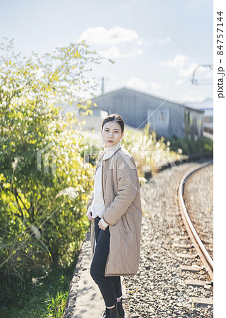 田舎街を散策する女性 84757144