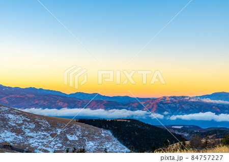冬の霧ケ峰高原の朝焼け　富士山　八ヶ岳【長野県】 84757227