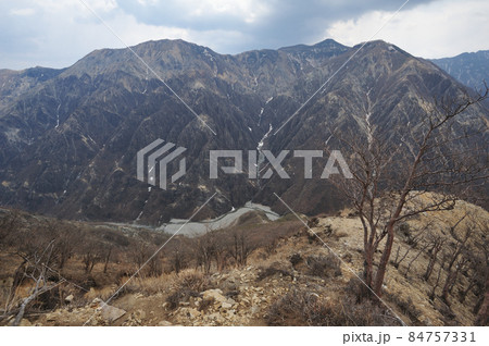 足尾 太平山南西尾根中腹から見る沢入山、オロ山などウメコバ沢源流の山 足尾 太平山南西尾根中腹から見る沢入山、オロ山などウメコバ沢源流の山 84757331