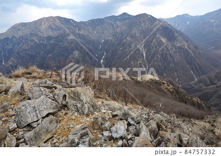 足尾　太平山南西尾根中腹から見る沢入山、オロ山などウメコバ沢源流の山 84757332