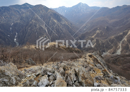 足尾　太平山南西尾根中腹から見る渡良瀬川源流の山と皇海山 84757333