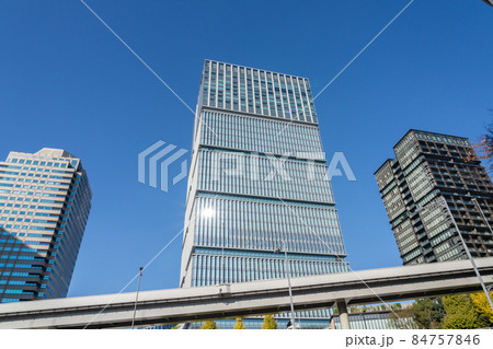 【都市風景】港区の高層ビルと高速道路のある澄み切った青空のある風景 84757846