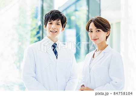 白衣の男女　撮影協力：LINK FOREST 84758104