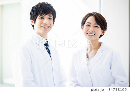 白衣の男女　撮影協力：LINK FOREST 84758106