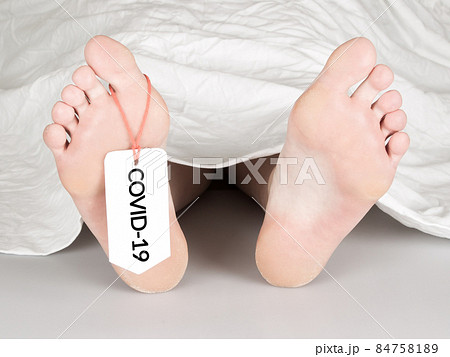 Body with toe tag on white 84758189