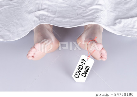 Body with toe tag on white 84758190