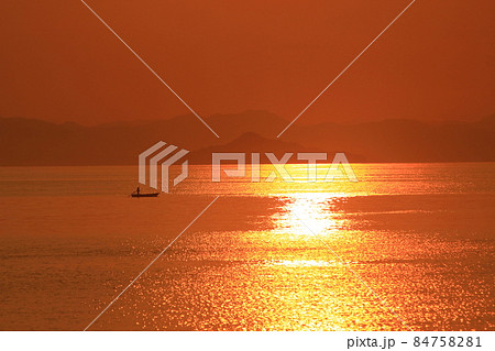 夕方の美しい瀬戸の海で漁をする一艘の小舟の写真素材 [84758281] - PIXTA