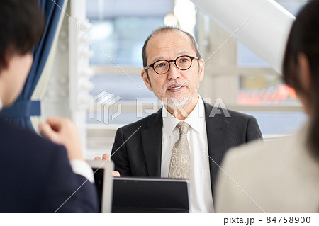 ミーティングで説明をするアジア人のビジネスマン ミーティングで説明をするアジア人のビジネスマン 84758900