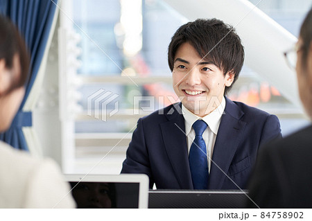 ミーティングで説明をするアジア人のビジネスマン 84758902