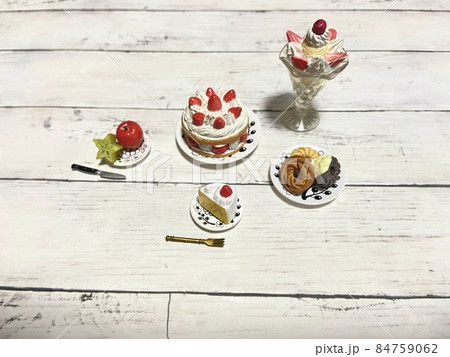 小さなケーキと果物で甘いものパーティー 小さなケーキと果物で甘いものパーティー 84759062
