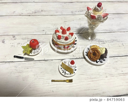 小さなケーキと果物で甘いものパーティー 84759063
