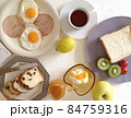 白いテーブルで食パンや目玉焼きやコーヒーなどの爽やかな朝食 84759316