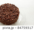削ったチョコレートで装飾されたホールケーキと白地のコピースペース 84759317