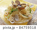 ガラス皿にのったアサリたっぷり涼しげな冷製パスタ 84759318