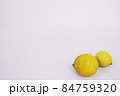 コピースペースのある白ベースのレモン二個の画像 84759320