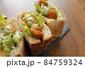 ボリュームたっぷりチキン南蛮とレタスのサンドイッチ 84759324
