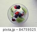 ガラスの器に盛ったフルーツデコレーションのヨーグルトスィーツ 84759325