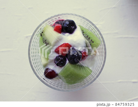 ガラスの器に盛ったフルーツデコレーションのヨーグルトスィーツ 84759325