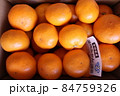 段ボールのみかん箱にいっぱい入ったおいしそうな温州みかん 84759326