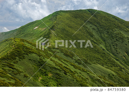 夏の朝日連峰縦走路から見る竜門小屋・竜門山 84759380