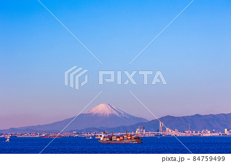 (千葉県)海ほたるPAから眺める横浜方面 行き交う船、富士山遠望 (千葉県)海ほたるPAから眺める横浜方面 行き交う船、富士山遠望 84759499
