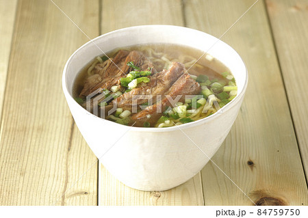 大きめのスペアリブが乗っている熱々沖縄そば 大きめのスペアリブが乗っている熱々沖縄そば 84759750