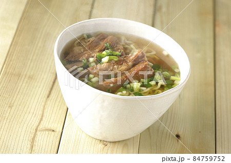 大きめのスペアリブが乗っている熱々沖縄そば 84759752