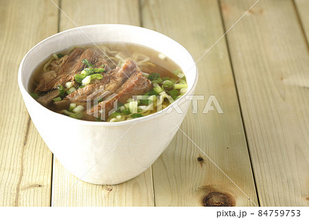 大きめのスペアリブが乗っている熱々沖縄そば 84759753