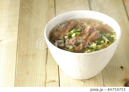 大きめのスペアリブが乗っている熱々沖縄そば 84759755