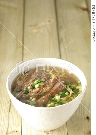 大きめのスペアリブが乗っている熱々沖縄そば 大きめのスペアリブが乗っている熱々沖縄そば 84759763