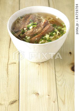 大きめのスペアリブが乗っている熱々沖縄そば 84759764