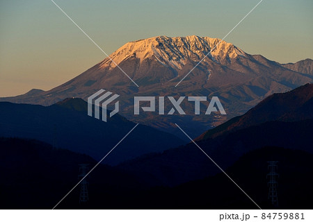 明地峠からの夕焼けの大山（伯耆富士） 84759881