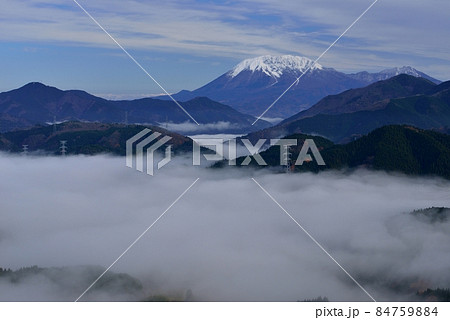 明地峠からの大山(伯耆富士)と雲海 明地峠からの大山(伯耆富士)と雲海 84759884