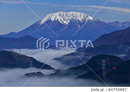 明地峠からの大山(伯耆富士)と雲海 明地峠からの大山(伯耆富士)と雲海 84759887