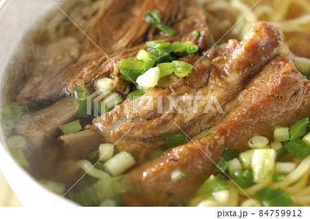 大きめのスペアリブが乗っている熱々沖縄そば 84759912