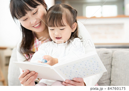 絵本の読み聞かせ 絵本の読み聞かせ 84760175