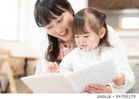 絵本の読み聞かせ 84760179