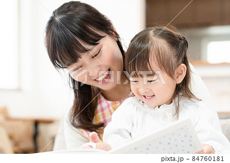 絵本の読み聞かせ 84760181