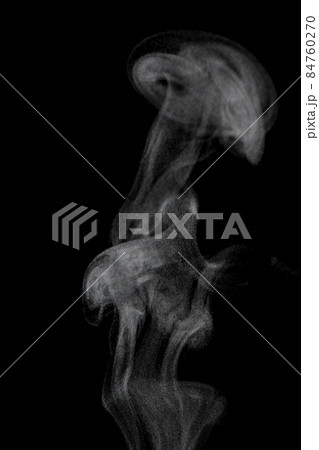 黒背景で撮影した湯気、蒸気、水蒸気、煙、エアロゾル 84760270